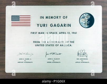 Dr. George M. Niedrig, der Administrator der NASA, vorgelegt der UDSSR am 21. Januar 1971 eine Gedenktafel in Erinnerung an den sowjetischen Kosmonauten Juri Gagarin, der erste Flug in den Weltraum am 12. April 1961. Stockfoto