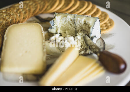 Käsebrett mit verschiedenen Käsesorten Stockfoto