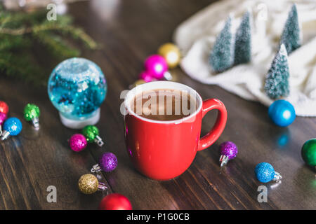 Becher mit heißer Schokolade und Weihnachtsschmuck Stockfoto