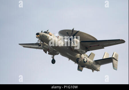 Bossier City, Louisiana, USA, Jan. 21, 2017: ein US-Marine E2C Hawkeye luftgestützten Frühwarn- und Command und Control Aircraft Ansätze Barksdale Air für Stockfoto