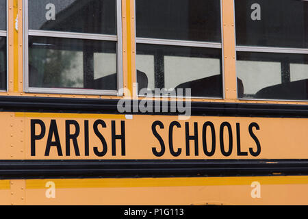 Bossier City, Louisiana, USA - Jan 16, 2017: ein Louisiana School Bus ist mit der Aufschrift "Gemeinde schulen." Stockfoto