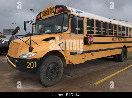 Bossier City, Louisiana, USA - Jan 16, 2017: Ein Schulbus ist in einem Schulhof geparkt. Stockfoto