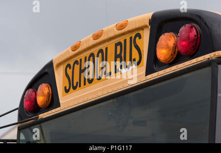 Bossier City, Louisiana, USA - Jan. 16, 2017: ein Schulbus in einem Schulhof geparkt zeigt Anzeichen der Hautalterung. Stockfoto