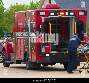 BOSSIER CITY, LA., USA - 10. APRIL 2017: EMT bereitet einen Patienten in einem Rettungswagen zu platzieren. Stockfoto