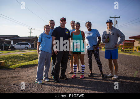 Us Air Force Tech. Sgt. Geny Ramirez, erste weibliche zu beenden und die zweite insgesamt zu beenden, posiert für ein Foto an Freunde, die ihr während der 41St Marine Corps Marathon in Soto Cano Air Base, Honduras, Okt. 30, 2016 zu unterstützen. Das MCM Vorwärts gibt Läufern in Vorwärts-Standorte rund um den Globus die Möglichkeit, sich in der "People's Marathon" gleichzeitig mit dem eigentlichen Marathon in Washington, D.C. Über 60 Service Mitglieder aus Soto Cano Air Base und die amerikanische Botschaft in Honduras einschließlich der Marines mit SPMAGTF-SC, Matrosen und Fliegern in die MCM teilgenommen, dass c zu starten Stockfoto