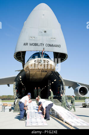 Maryland Task Force 1 Teammitglieder aus der Montgomery County Urban Search and Rescue Team, konfigurieren Sie einen der Laderampen für das nächste Fahrzeug auf eine C-5 Galaxy M Super Oktober 18, 2016, Dover Air Force Base, Del. Die Laderampe, bekannt unter dem Namen DAMAS 26 K die für DOMOPS Luftbrücke modularen Ansatz Offshoring steht, die geladen werden sollen, die von zwei bis drei Personen in 14 Minuten eingestellt werden, Ersetzen einer antiquierten 6.000 Pfund Holz verbau Kit, ein Team von Personal und einem Gabelstapler eingerichtet werden. (U.S. Air Force Foto von Roland Balik) Stockfoto