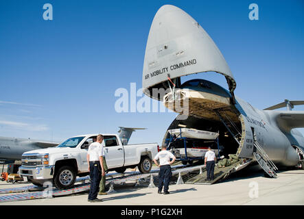 Mike Crawford, Maryland Task Force 1 Logistik Manager für die Montgomery County Urban Search and Rescue Team, sichert eine HD 3500 Chevy Pickup Truck und Trailer auf der Rampe und in den Laderaum eines C-5 M Super Galaxie Oktober 18, 2016, auf Dover Air Force Base, Del Loadmasters aus dem 9. Airlift Squadron geführte Crawford die DOMOPS Luftbrücke modularen Ansatz Traggerüst Rampen, auch bekannt als DAMAS 26 K. (U.S. Air Force Foto von Roland Balik) Stockfoto