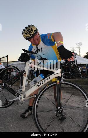 Team Navy Jax Radfahrer Ernie Mattison passt die Zahnräder der sein Fahrrad vor dem Start der jährlichen Bike MS: PGA TOUR Zyklus zum Ufer Okt. 22. (U.S. Marine Foto von Petty Officer 2. Klasse Taylor Yori/Freigegeben) Stockfoto