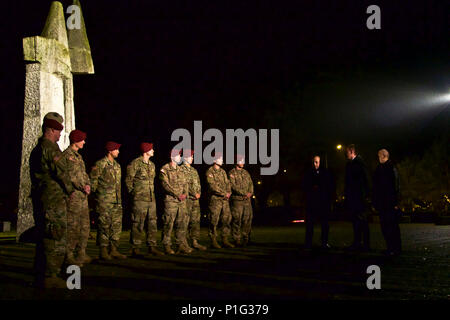 Us-Armee Fallschirmjäger zu Unternehmen D zugeordnet, 2.BATAILLON, 503Rd Infanterie Regiment, 173Rd Airborne Brigade, und kanadische Soldaten auf das erste Bataillon, Prinzessin Patricia kanadischen Leichte Infanterie zugeordnet, stand in einem örtlichen Friedhof, beim Hören von Zbigniew Ptak (ganz rechts), Bürgermeister, während der All Saints' Day Feier in Drawsko Pomorskie Polen, Okt. 31, 2016. 'Destined 'Firma Fallschirmjäger nahmen an der jährlichen Zeremonie, wo die örtliche Bevölkerung ihre Verwandten" ruhestätte besucht, angezündete Kerzen, Blumen und für die Verstorbenen gebetet. (U.S. Armee Foto von Sgt. William A. Tanner Stockfoto