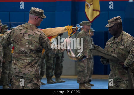 Oberst Stephen M. Bousquet, der Kommandant der 369. sustainment Brigade New York National Guard und Command Sgt. Maj. Anthony V. Mclean uncase die Brigade Farben Übertragung von Autorität aus dem 17 Sustainment Brigade zum 369. sustainment Brigade während einer Zeremonie im Camp Arifjan, Kuwait, 26. Oktober 2016 statt. (U.S. Army National Guard Foto von Sgt. Cesar Leon/freigegeben) Stockfoto