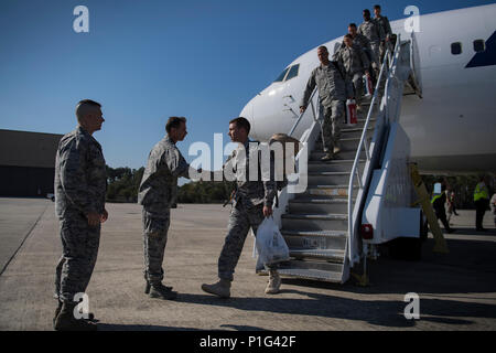 Flieger an die 822 d Base Defense Geschwader zugewiesen sind, begrüßt von Oberst Bradley Smith, 93 d Air Ground Operations Wing stellvertretender Kommandeur, Oberst Kevin Walker, 820Th Base Defense Gruppenkommandant, Oktober 21, 2016, bei Moody Air Force Base, Ga diese Flieger waren mit der Sicherung der expeditionary Stationen und Vermögenswerte im Südwesten Asien beauftragt. (U.S. Air Force Foto von Airman 1st Class Daniel Snider) Stockfoto