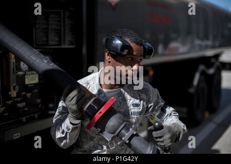 Senior Airman Justin Smith, 23 d Logistik Bereitschaft Squadron Brennstoffe Verteilung operator, erstreckt sich ein Schlauch, Oktober 25, 2016, bei Moody Air Force Base, Ga. Jährlich, die Verteilung von Kraftstoff Abschnitt Pumpen rund 6,3 Millionen Liter Kraftstoff mit einem Sortiment von Flugzeugen. (U.S. Air Force Foto von Airman 1st Class Daniel Snider) Stockfoto