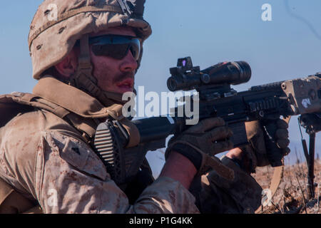 Lance Cpl. Seth Trunick, ein Scout rifleman mit 1 Light Armored Reconnaissance Bataillon, 1st Marine Division, ruft eine Munition, Opfer und Ausrüstung Bericht während einer feldübung an Bord Marine Corps Base Camp Pendleton, Calif., Okt. 25, 2016. Die übung war als Teil einer Woche statt - lange Marine Corps Combat Readiness Evaluation. Marines unterziehen MCCREs zur Bekämpfung der Bereitschaft vor der Bereitstellung zu gewährleisten. Ein ACE-Bericht ist ein kurzer Bericht über das Team weitergegeben, damit die Staats- und Regierungschefs den Status der Munition des Geräts, Opfer und Ausrüstung kennen. (U.S. Marine Corps Foto von Cpl. Justin Huff. Stockfoto