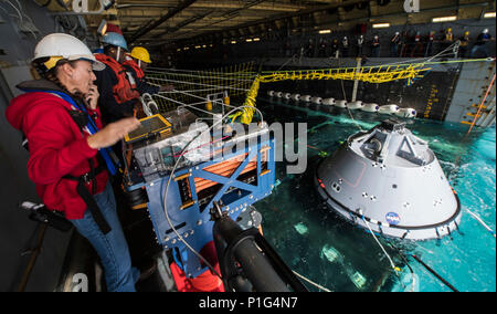 Die NASA-Orion Programm Personalarbeit mit Matrosen an Bord des amphibious Transport dock USS San Diego LPD (22) einen neuen abschleppen Technik in den Pazifischen Ozean 27.10.2016 zu testen. USS San Diego führt derzeit Verwertungsverfahren mit der NASA Orion Programm; sie sind ein neues abschleppen Technik unter Verwendung von NASA und Naval Technology mit dem Ziel der Reduzierung von Manning und Erhöhung der Sicherheit. (U.S. Marine bekämpfen Kamera Foto von Petty Officer 1st Class Torrey W. Lee) Stockfoto