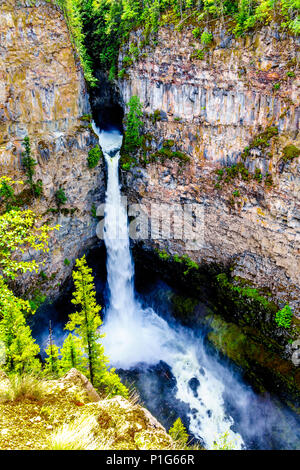 Die berühmten 75 meter drop Der Spahats Falls aus der Lava Bett in der Spahats Creek im Wells Gray Provincial Park in Clearwater, British Columbia, Kanada Stockfoto