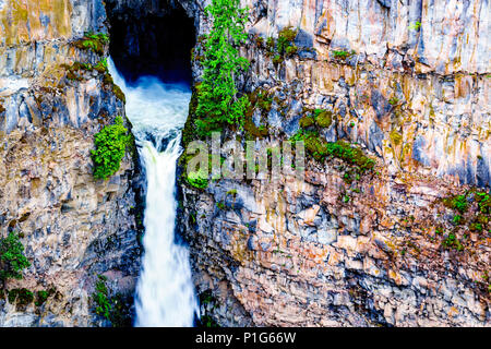 Die berühmten 75 meter drop Der Spahats Falls aus der Lava Bett in der Spahats Creek im Wells Gray Provincial Park in Clearwater, British Columbia, Kanada Stockfoto