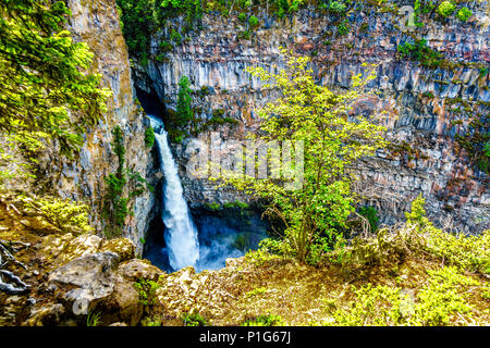 Die berühmten 75 meter drop Der Spahats Falls aus der Lava Bett in der Spahats Creek im Wells Gray Provincial Park in Clearwater, British Columbia, Kanada Stockfoto