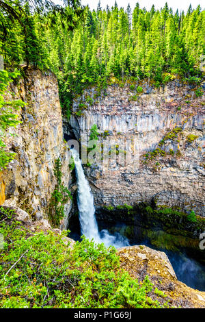 Die berühmten 75 meter drop Der Spahats Falls aus der Lava Bett in der Spahats Creek im Wells Gray Provincial Park in Clearwater, British Columbia, Kanada Stockfoto