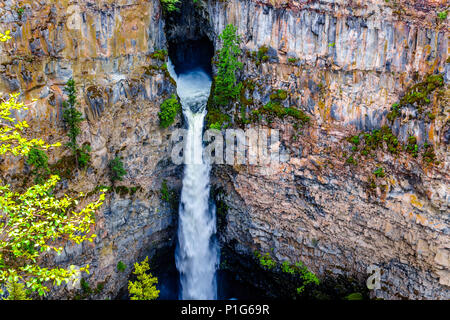 Die berühmten 75 meter drop Der Spahats Falls aus der Lava Bett in der Spahats Creek im Wells Gray Provincial Park in Clearwater, British Columbia, Kanada Stockfoto