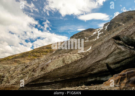 Eine kleine Höhle zeigt sich in der Nähe der Laguna de los Témpanos, eine atemberaubende Bergsee in der Nähe von Ushuaia, die südlichste Stadt der Welt. Stockfoto