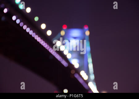 Eine abstrakte, Soft Focus Schuß des Benjamin Franklin Bridge in Philadelphia, Pennsylvania, in der Nacht. Stockfoto