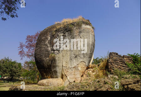 Der Elefant guardian Statue vor mingun Pahtodawgyi Pagode in Mandalay, Myanmar ruiniert. Stockfoto