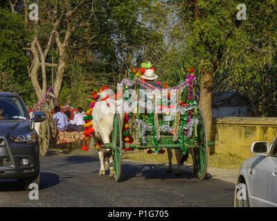 Mandalay, Myanmar - Feb 10, 2017. Birmanischen Volkes an Shinbyu (pabbajja) Zeremonie des Theravada Buddhismus in Mandalay, Myanmar. Stockfoto