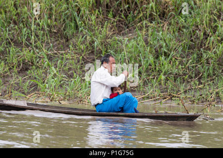 Man paddeln Einbaum, Puerto Miguel, Oberen Amazonas Becken, Loreto, Peru Stockfoto