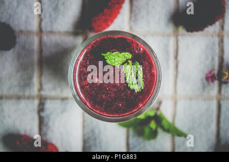 Blick von oben auf die Mulberry mulberry Saft und Obst, frische Beeren Obst und Beeren Smoothies mit Minze auf weißem Stoff. Stockfoto