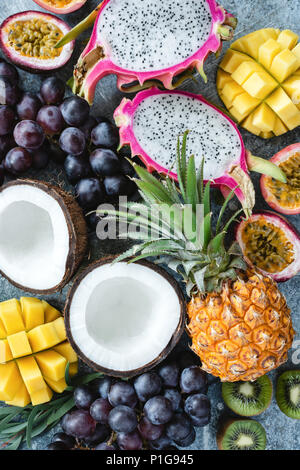 Exotische oder tropische Früchte Sortiment. Ananas, Kokos, Passionsfrucht, pitaya, Weintrauben und Kiwi. Gruppe der frischen Früchte. Obst Hintergrund Stockfoto