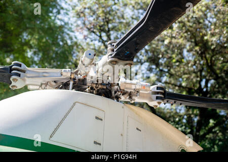 Vintage aufgegeben Hubschrauber, Detail auf Motor und Rotor Blade selektiven Fokus Stockfoto