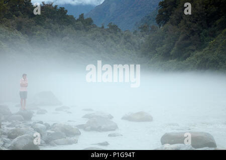 Touristische und Nebel über Kochen, Fluss, in der Nähe der Fox Glacier, West Coast, South Island, Neuseeland (Model Released) Stockfoto