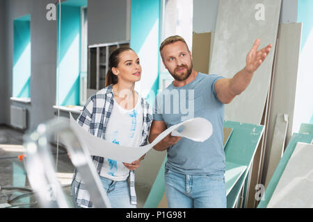 Ernster Mann erzählt seine Präferenzen in den Erneuerungen Stockfoto