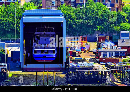 Fähre Geist des Tyne in kleinen Schiff Reparaturwerft auf dem Fluss Tyne Stockfoto