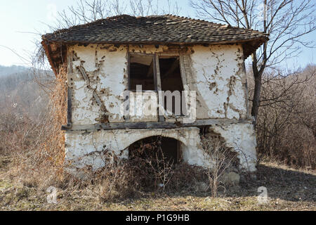 19. Jahrhundert altes Haus in den Wald aus Ton Fliesen, Ziegel und Schlamm. Letzte Besitzer starb im Jahr 1953. In der Mitte des Waldes, ohne Eigentümer. Stockfoto