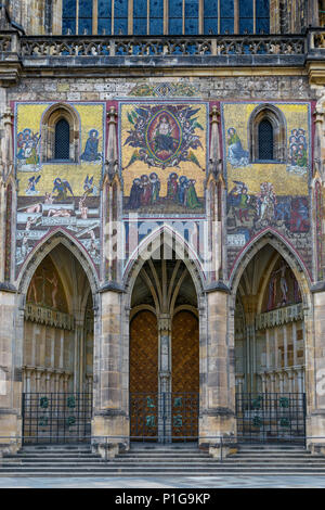 Golden Gate Eingang der Kathedrale von St. Vitus in Prag Stockfoto