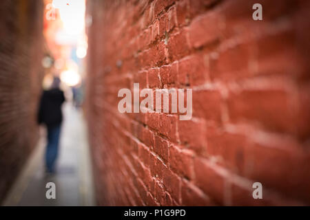 Zu Fuß durch Fan Tan Gasse in Victoria, BC Stockfoto