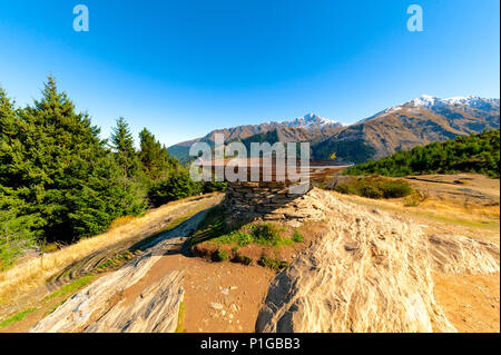 Queenstown, Neuseeland - April 14, 2018: Ein Blick auf die Spirale der Korb aus Stahl Skulptur' Warenkorb der Träume" auf dem Gipfel des Queenstown Hill. Stockfoto