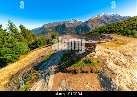 Queenstown, Neuseeland - April 14, 2018: Ein Blick auf die Spirale der Korb aus Stahl Skulptur' Warenkorb der Träume" auf dem Gipfel des Queenstown Hill. Stockfoto