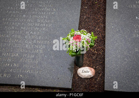 Deutschland, Namensschilder für die Verstorbenen, die in Rasen Gräber an der Suedfriedhof in Düsseldorf beerdigt wurden. Deutschland, fuer Namensplatten Verstorbene, Stockfoto