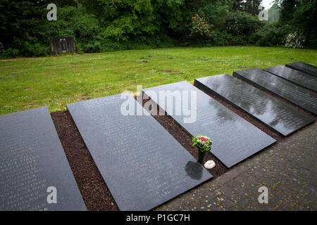 Deutschland, Namensschilder für die Verstorbenen, die in Rasen Gräber an der Suedfriedhof in Düsseldorf beerdigt wurden. Deutschland, fuer Namensplatten Verstorbene, Stockfoto