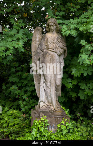 Deutschland, Statue von einem Engel am südlichen Friedhof in Düsseldorf. Deutschland, Engel mit dem Suedfriedhof in Düsseldorf. Stockfoto