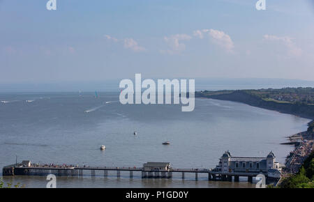 Einen langen Sommer Blick auf Penarth Pier und Meer in das Tal von Glamorgan, in der Nähe von Cardiff, Wales, UK. Stockfoto