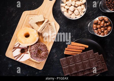 Donuts, Erdnüsse in Schokolade und Kaffee Bohnen Stockfoto