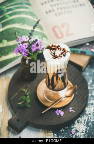 Iced Mokka Kaffee mit Sahne im Glas an Bord Stockfoto