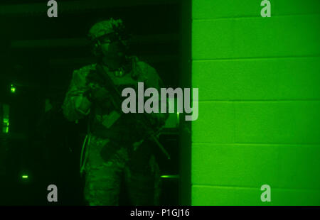 U.S. Army Special Forces und US Air Force Special Operations Forces Personal vom 3 Special Forces Group sichere ein- und ausgehenden Datenverkehr mit Punkten, während sie Zimmer Clearing und Close Quarters Battle Operations bei Naval Station Pascagoula, Fräulein, während der südliche Streik 17, Okt. 26, 2016. SSTK 17 ist eine Gesamtkraft, multi-Service Training bewirtet durch den Mississippi Air National Guard Combat Readiness Training Center in Gulfport, Fräulein, von Okt. 24 bis Nov. 4, 2016. Die Ausübung betont Luft-Luft-, Luft-Boden- und Sondereinsatzkräfte Ausbildungsmöglichkeiten. Diese Ereignisse Stockfoto
