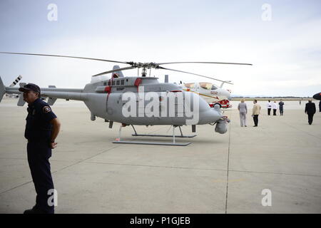 161027-N-UG 232-0121 NAVAL BASE VENTURA COUNTY POINT MUGU, Calif.-Fahrzeuge auf Anzeige an der Zeremonie der Naval Air Warfare Center Waffen Division zum Gedenken an 70 Jahre raketentests am Point Mugu Okt. 27 an Bord Naval Base Ventura County Point Mugu, Calif NAWCWD, die Einrichtungen in China Lake und Point Mugu, Calif gehalten, führt das gesamte Spektrum von Waffen und Krieg Systeme Forschung, Entwicklung, Beschaffung, Test und Bewertung und ist ein führender Anbieter von innovativen, integrierten und dominierenden warfighting Auswirkungen für unsere Marine, Gelenk- und Koalitionstruppen. (U.S. Marine Foto von Martin W Stockfoto