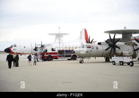 161027-N-UG 232-122 NAVAL BASE VENTURA COUNTY POINT MUGU, Calif.-Fahrzeuge auf Anzeige an der Zeremonie der Naval Air Warfare Center Waffen Division zum Gedenken an 70 Jahre raketentests am Point Mugu Okt. 27 an Bord Naval Base Ventura County Point Mugu, Calif NAWCWD, die Einrichtungen in China Lake und Point Mugu, Calif gehalten, führt das gesamte Spektrum von Waffen und Krieg Systeme Forschung, Entwicklung, Beschaffung, Test und Bewertung und ist ein führender Anbieter von innovativen, integrierten und dominierenden warfighting Auswirkungen für unsere Marine, Gelenk- und Koalitionstruppen. (U.S. Marine Foto von Martin Wr Stockfoto