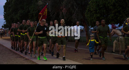 Us Marine Flugzeuge Gruppe 13 Universität Unteroffiziere Kurs (7-16) in die Toten Dash Fun Run in der Marine Corps Air Station Yuma, Ariz., Okt. 28, 2016 teilnehmen. Die Toten Dash Fun Run ist eine jährliche Veranstaltung, die von Marine Corps Community Services in einer Bemühung, die Moral zu verbessern gehostet werden. (U.S. Marine Corps Foto von Lance Cpl. Christian Cachola/Freigegeben) Stockfoto