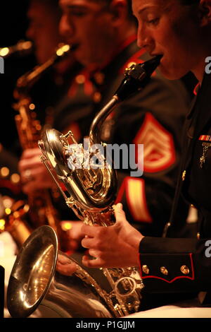 Corporal Julia Buzak vom Marine Corps Band New Orleans spielt ihr Instrument mit Kollegen des Jazz Ensemble während einer lateinischen, die Leistung für die Anwohner und Gast bei der Marine Reserve Centennial celebration Konzert im Centro de Bellas Artes in Humacao, Puerto Rico, Okt. 19, 2016. Marine Reserve feiert 100 Jahre reichen Geschichte, Kulturerbe, Espirit-de-Corps in den USA diese Feier wesentliche Rolle der Reserve als Krise Response Force und Expeditionary Force in Bereitschaft erkennt, ständig die Vorbereitung der Aktiven zu erweitern Stockfoto